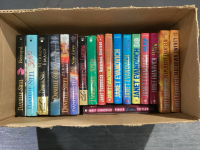 BOX OF HARD COVER BOOKS - DANIELLE STEEL + JANET EVANOVICH