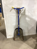 BUNDLE OF (2) SHOVELS AND CLAW WEEDER