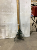 BUNDLE OF YARD TOOLS - (2) RAKES, (2)HOES