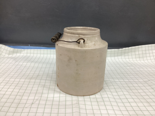 UNMARKED CROCK W/ HANDLE - 1 GALLON