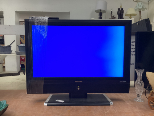31" VIEWSONIC FLAT SCREEN TV W/ REMOTE ON BASE
