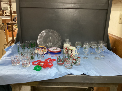 BOX W/ CHRISTMAS GLASSWARE