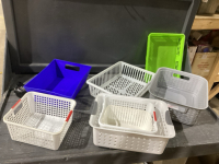 BOX OF ORGANIZING PLASTIC BINS