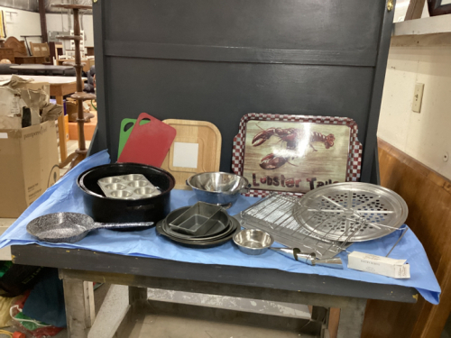 CRATE W/ BAKEWARE - ROASTER W/ LIFTER, PIE PLATES, PLASTIC TRAY, PIZZA PAN, MUFFIN TIN