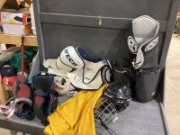 HOCKEY BAG WITH HOCKEY EQUIPMENT