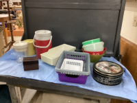 BOX OF PLASTICWARE - SOME VINTAGE TUPPERWARE, WATER JUG, MIXING BOWLS, PLASTIC ORGANIZERS,