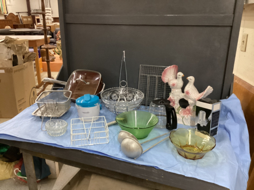 BOX W/ GLASS BOWLS, SINGLE SERVE CROCK POT, NAPKIN HOLDER, CERAMIC BIRDS, FRUIT BOWL/BANADA HOLDER, COPPER CHEF POT W/LID