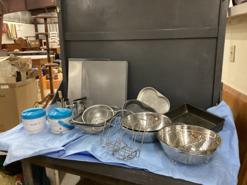 BOX OF BAKING ITEMS - COOKIE SHEETS, CAKE PAN, STAINLESS MIXING BOWLS & COLANDER, (2) SINGLE SERVER CROCK POTS