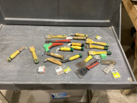 BOX OF SCRAPERS, LINO KNIVES,. ARBRITE KNIVES, BLADES, RAZOR SCRAPERS & BLADES