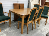 DINING TABLE W/ SIX GREEN CUSHIONED CHAIRS & (2) LEAVES
