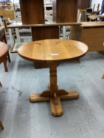 SMALL ROUND PEDESTAL TABLE