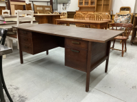 LARGE DESK. - 5-DRAWERS