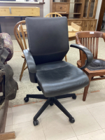 BLACK ROLLING OFFICE CHAIR - VINYL