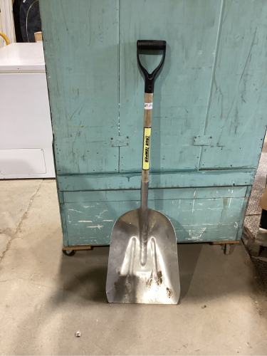 SCOOP SHOVEL