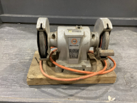 BLACK DECKER 5&rdquo; BENCH GRINDER