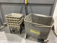WHITE PROFESSIONAL MOB BUCKET W/WRINGER