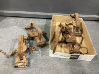 COLLECTION OF (4) VINTAGE LEG TRAPS
