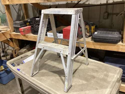 ALUMINUM STEP LADDER