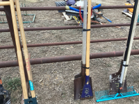 Bundle 2 flat shovels, scraper, garden claw