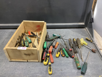 WOOD BOX W/ SCREWDRIVERS