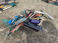 PALLET W/ LARGE AMOUNT OF GARDEN TOOLS AND SNOW SHOVELS