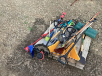 PALLET W/ ASSORTED YARD TOOLS