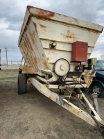 Single axle feed wagon
