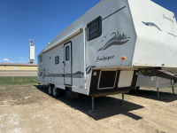 1999 , 32 ' SAND PIPER 5TH WHEEL CAMPER