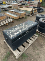 Aluminum toolbox with lid