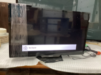 32" PHILIPS FLAT SCREEN TV W/ REMOTE ON STAND