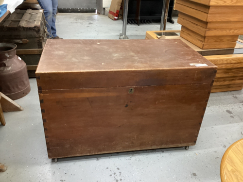 WOOD CHEST W/ REMOVEABLE TRAY ON CASTORS - HAS KEY AND LOCKING MECHANISM (NEEDS INSTALLING)