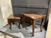 2 NESTING TABLES