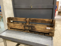 PALLET WINE RACK WITH HORSE SHOE