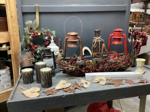 BOX OF MISC COUNTRY DECOR