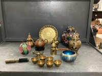 BOX OF METAL DECOR PIECES - MOSTLY BRASS