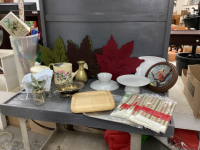 BOX OF KITCHEN ITEMS - CAKE.PLATES, FELT LEAVES, GLITTER PLACEMATS, PLASTIC TABLECLOTHS, METAL DECOR, WOOD LAZY SUSAN