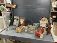 BOX OF DECOR ITEMS - COCA COLA TRAY, VINTAGE. TINS, METAL TREE TOPPER STAR, BARWOOD PICTURE FRAME, BURLAP DECOR, VINTAGE MEN'S SKATES, OLD BOOKS
