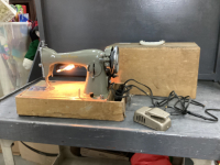 PORTABLE VINTAGE "SEW MASTER" SEWING MACHINE - IN CASE
