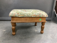 SMALL UPHOLSTERED TOP STORAGE OTTOMAN