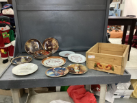 WOOD PEACH BOX W/ COLLECTOR & COMMEMERATIVE PLATES