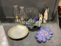 2 HURRICANE LAMPS, 2 CERAMIC SANTAS, 2 PIECES CERAMIC DECOR, 2 SERVING DISHES