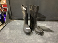 PAIR OF RUBBER BOOTS SIZE 8