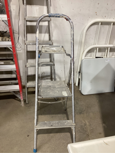 STEP LADDER