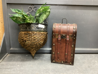DOUBLE WINE BOTTLE BOX & ARTIFICIAL PLANT IN METAL/WICKERT WALL SCONCE