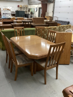 DOUBLE PEDESTAL DINING ROOM TABLE W/ (6) UPHOLSTERED CHAIRS AND (1) LEAF
