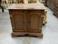 END TABLE W/ DOUBLE DOORS