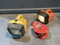 BOX WITH 2 FLASHLIGHTS + 1 TON PULLEY