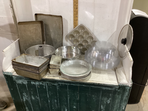 BAKING PANS,HEAVY POT,WIRE RACK