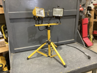 DOUBLE SHOP LIGHT ON TRIPOD