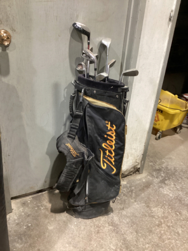TITLEIST GOLF BAG & (10) ASSORTED CLUBS
